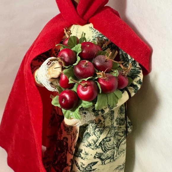 Byers Choice WILLIAMSBURG Colonial Caroler Woman W/Basket of Red Apples Tags - Picture 9 of 10